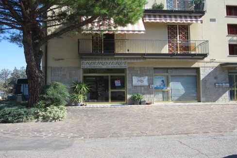 Vendesi Negozio con 2 vetrine fronte via Emilia a Osteria Grande.
